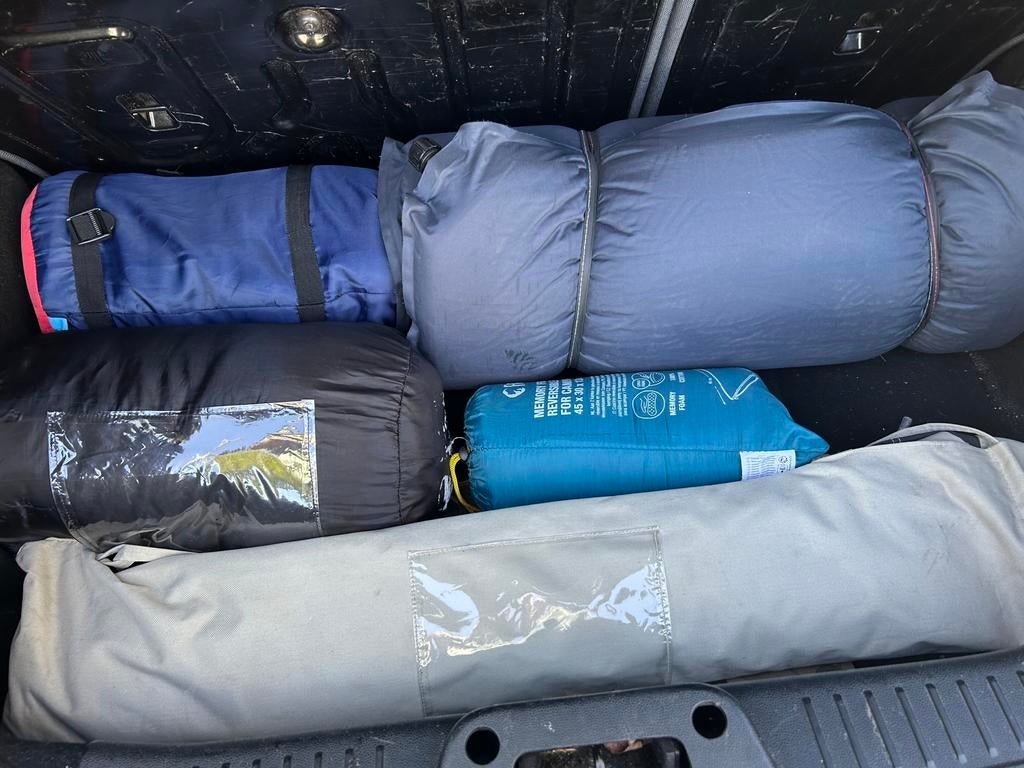 Complete camping uitrusting veldbed slaapmatras slaapzakken, Ophalen of Verzenden, Zo goed als nieuw