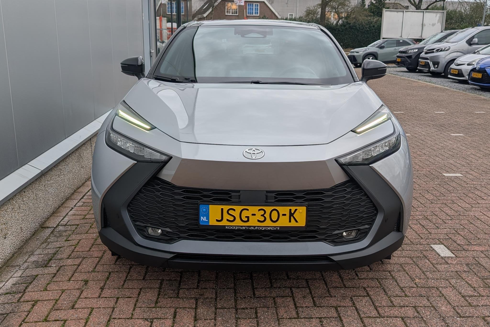 Toyota C-HR 2.0 Plug-in Hybrid 220 Dynamic / Camera / Stoel, Auto's, Dealer onderhouden, 4 cilinders, Bedrijf, Grijs