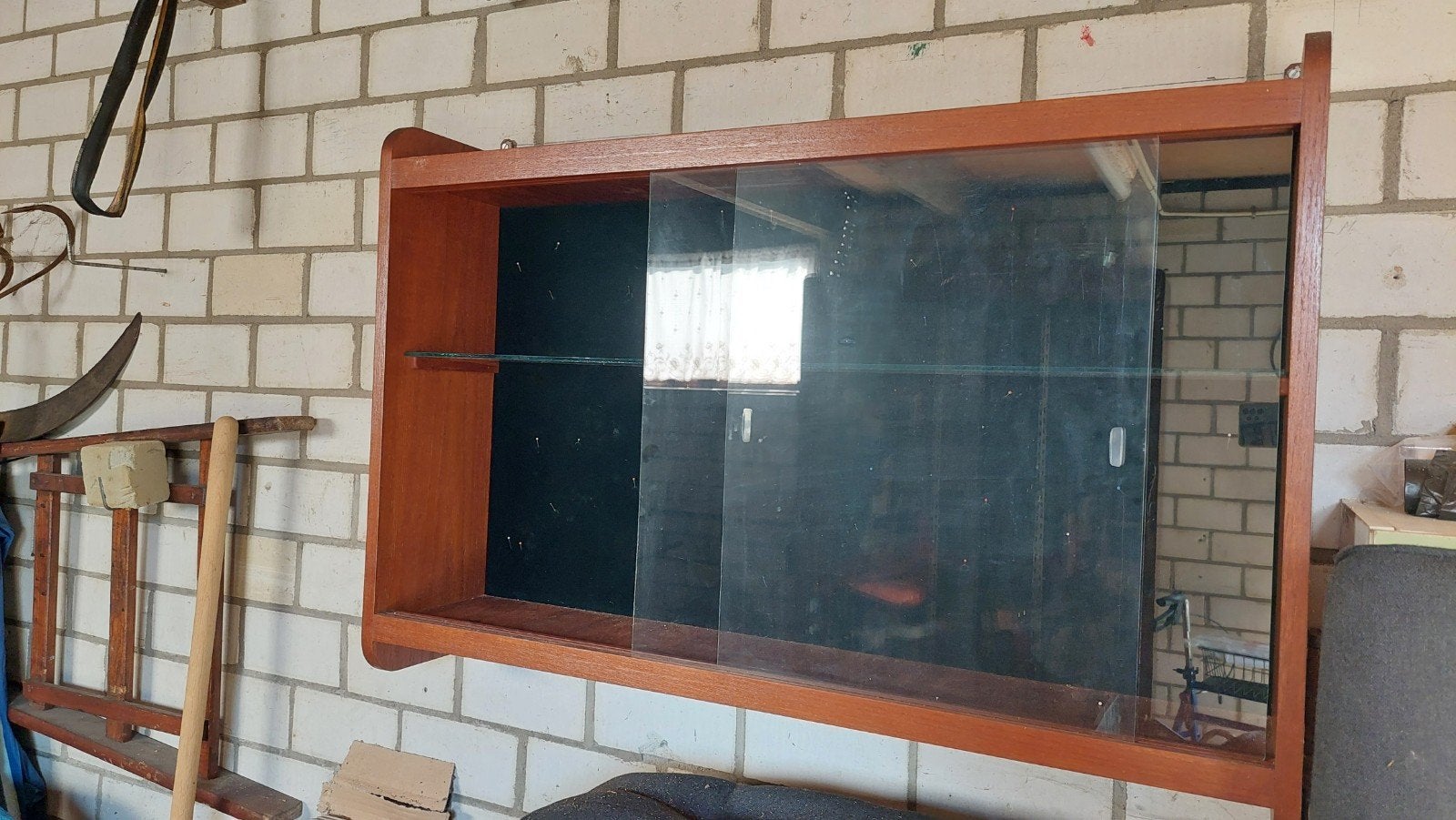 Houten vitrinekast met glazen schuifdeuren, Ophalen, 100 tot 150 cm, Glas, 25 tot 50 cm