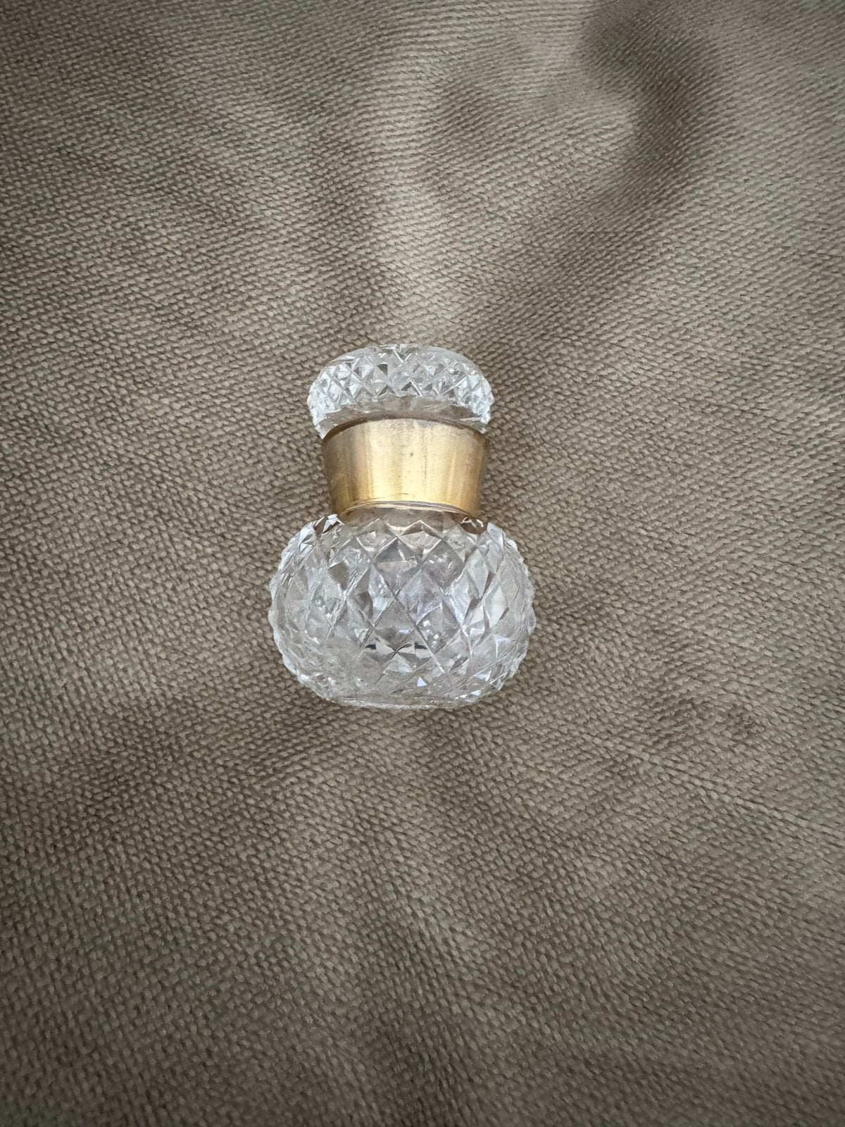 Antieke geslepen kristallen parfumflesje met gouden dop, Antiek en Kunst, Ophalen of Verzenden