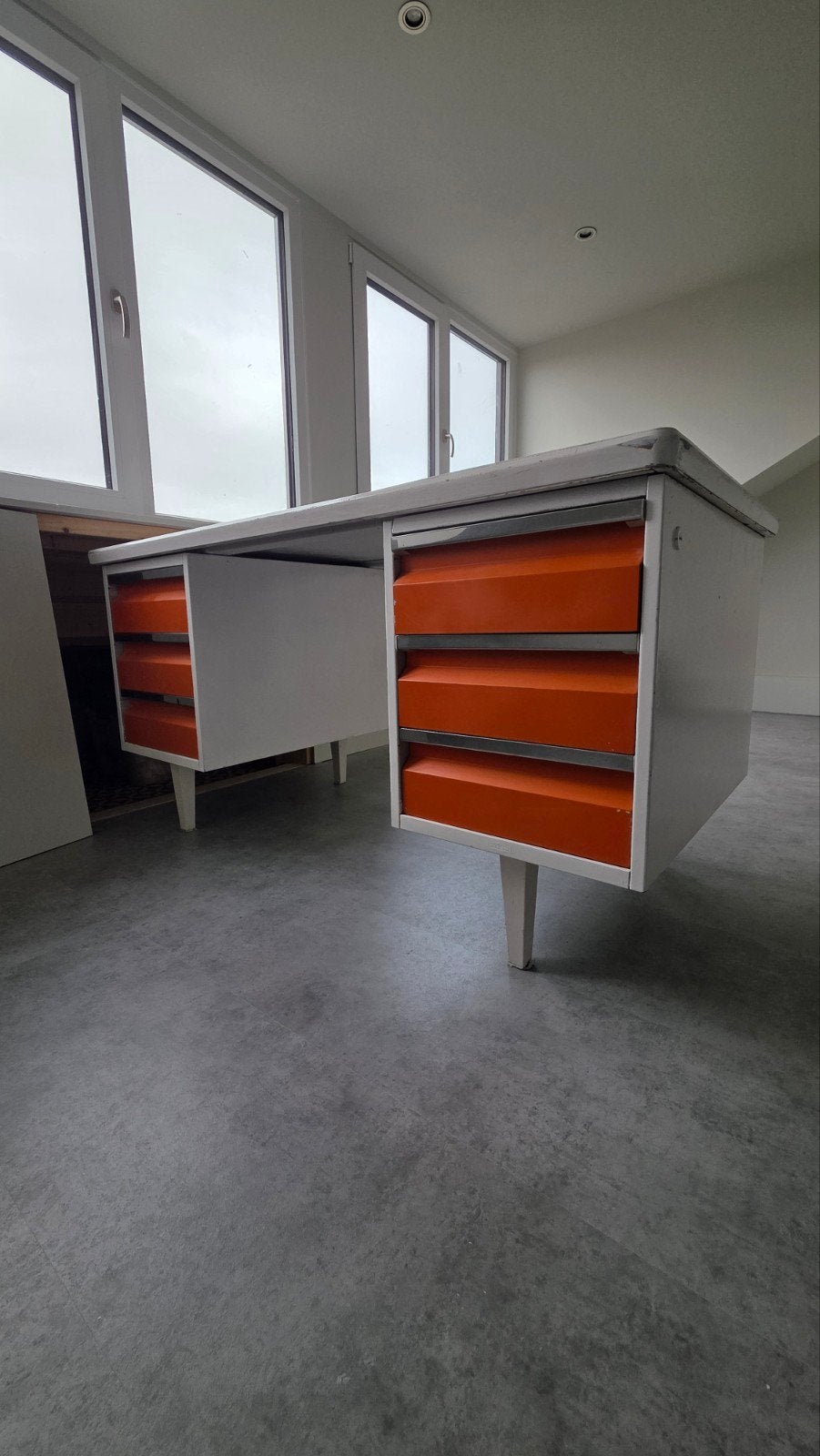 Vintage bureau met lades - Wit/Oranje, Huis en Inrichting, Ophalen, Met lades, Gebruikt, Hout
