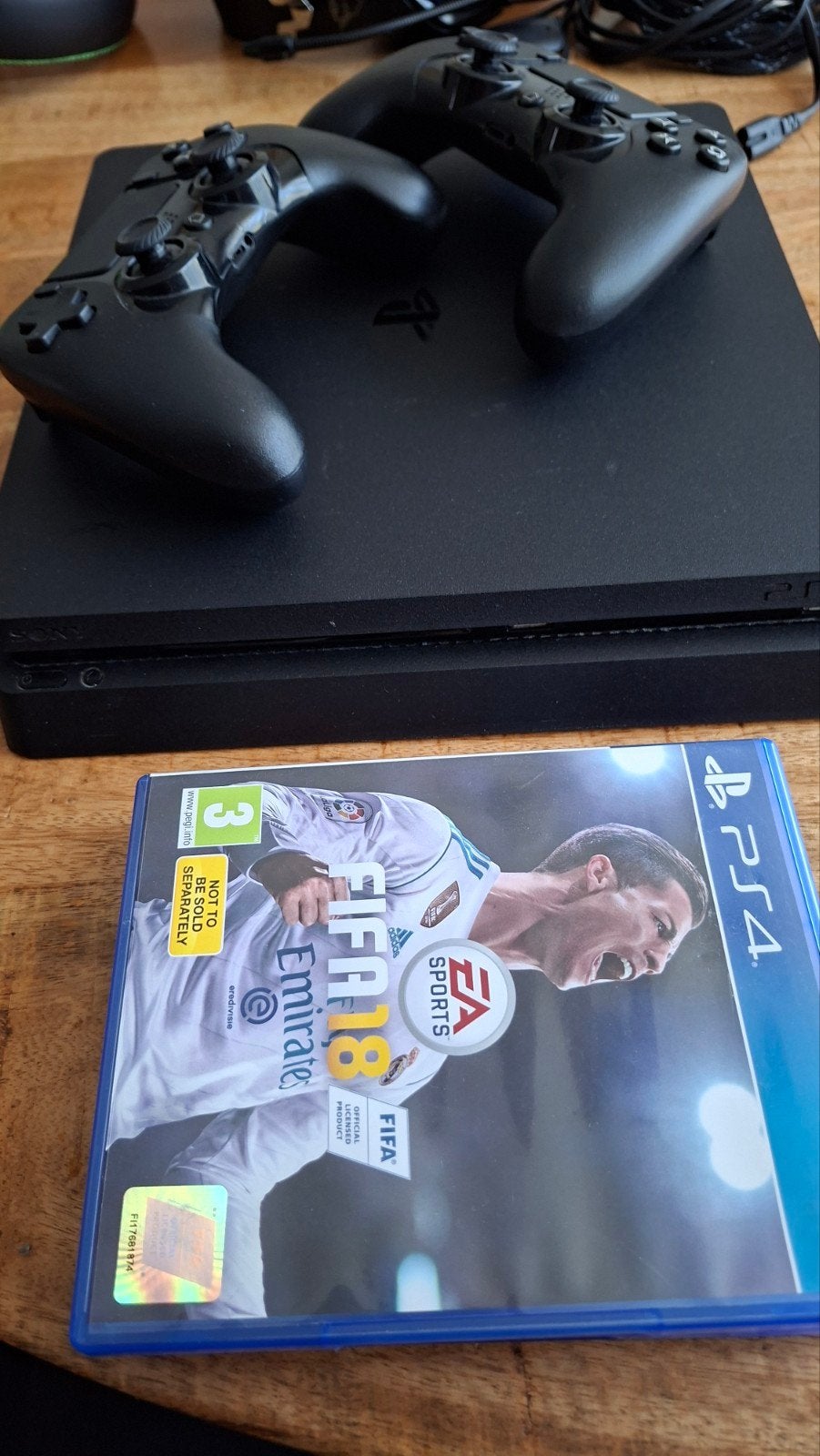 PS4 Slim met 2 controllers, FIFA 18 en 2 koptelefoons, 2 spelers, Ophalen of Verzenden, Zo goed als nieuw, Vanaf 3 jaar