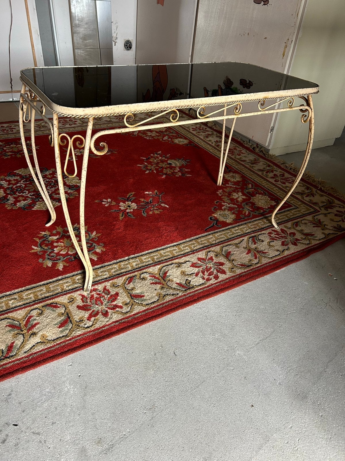 Vintage salontafel met smeedijzeren onderstel en glasplaat, Ophalen