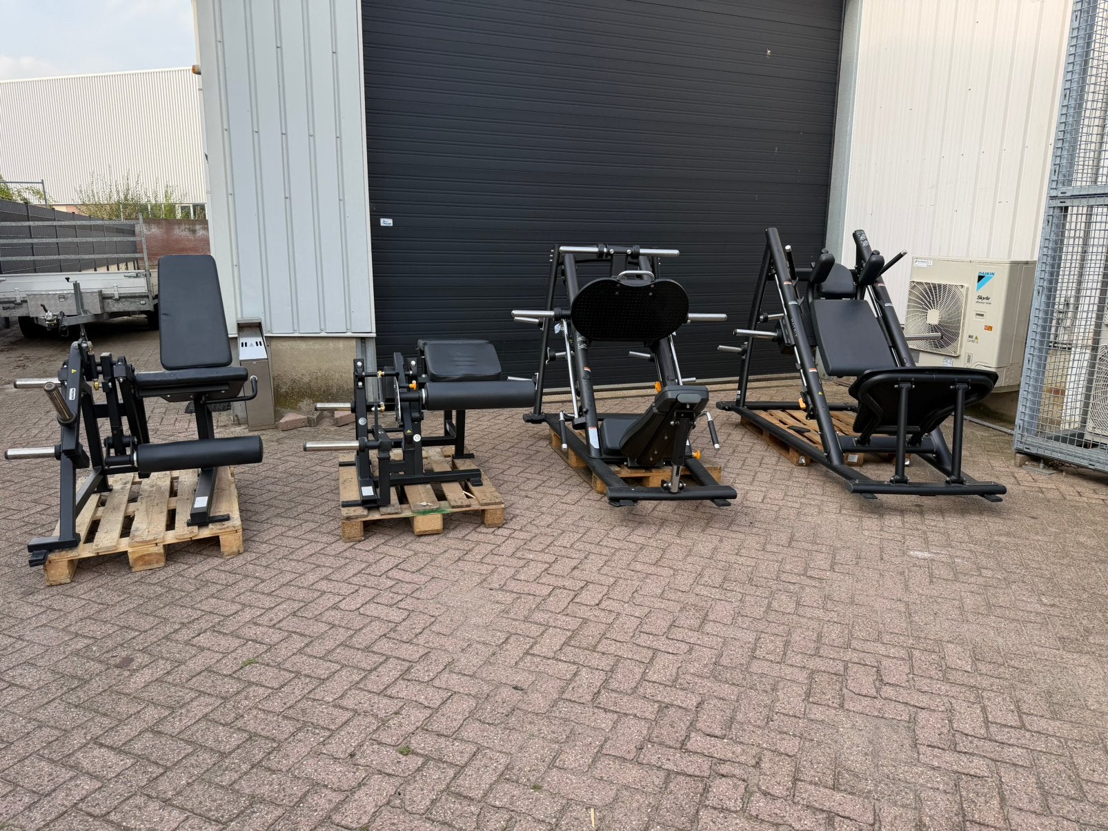 4 Plate Loaded Apparaten,Hack Squat,Leg Press,Leg Extension, Ophalen, Gebruikt, Benen, Krachtstation