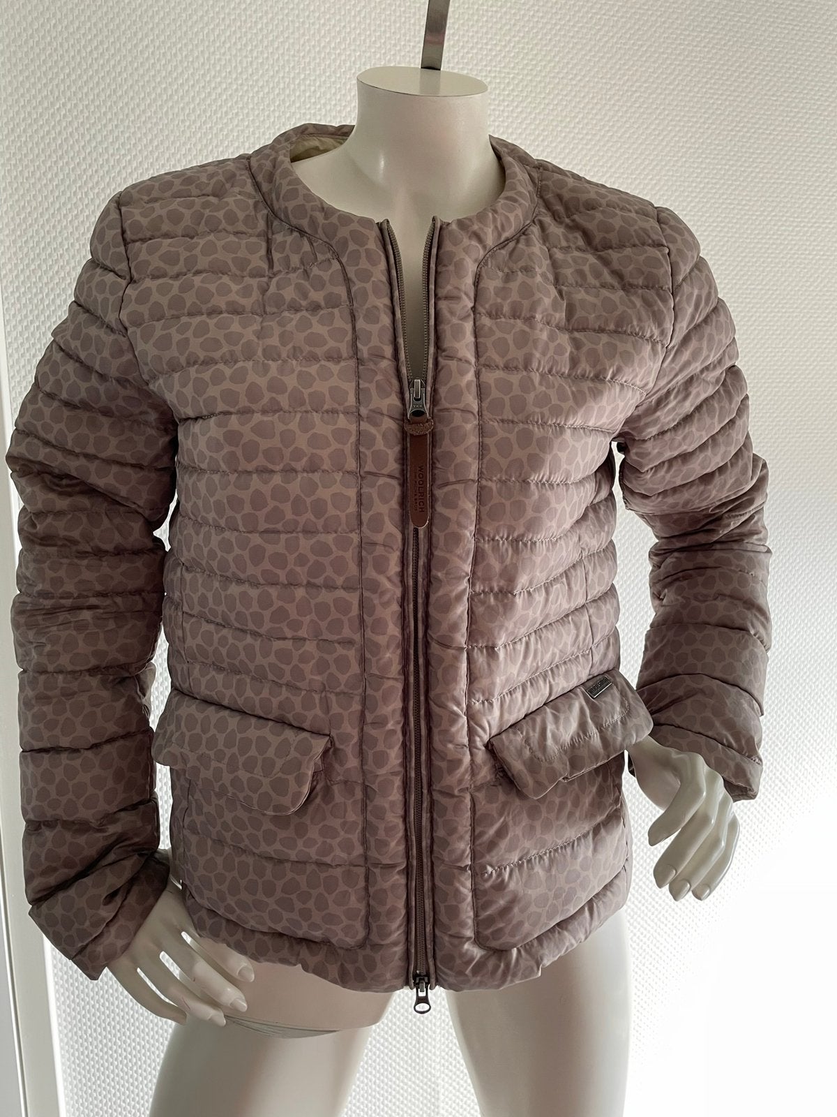 Woolrich gewatteerd jasje maat l valt als m, Ophalen of Verzenden, Zo goed als nieuw, Maat 38/40 (M), Beige