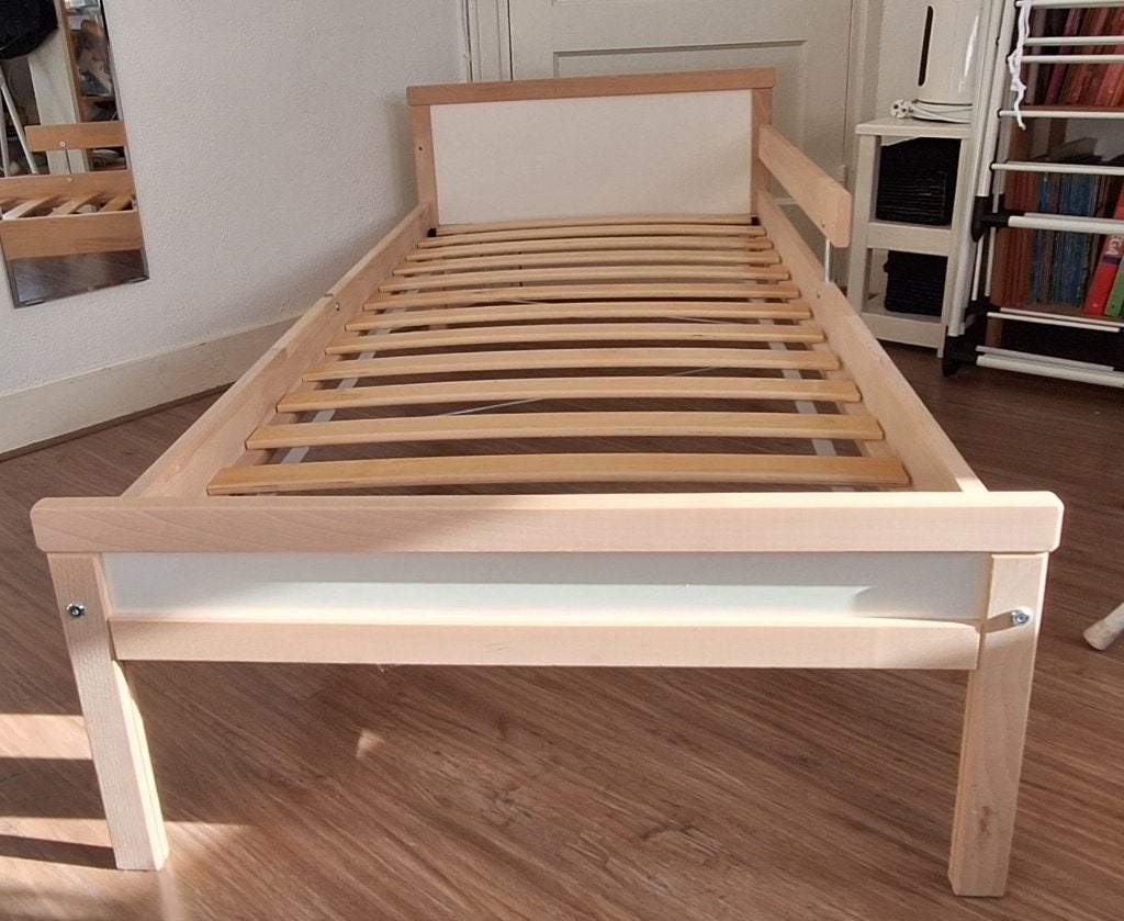 IKEA houten kinderbed met lattenbodem, 140 tot 160 cm, Zo goed als nieuw, Minder dan 70 cm, Ophalen