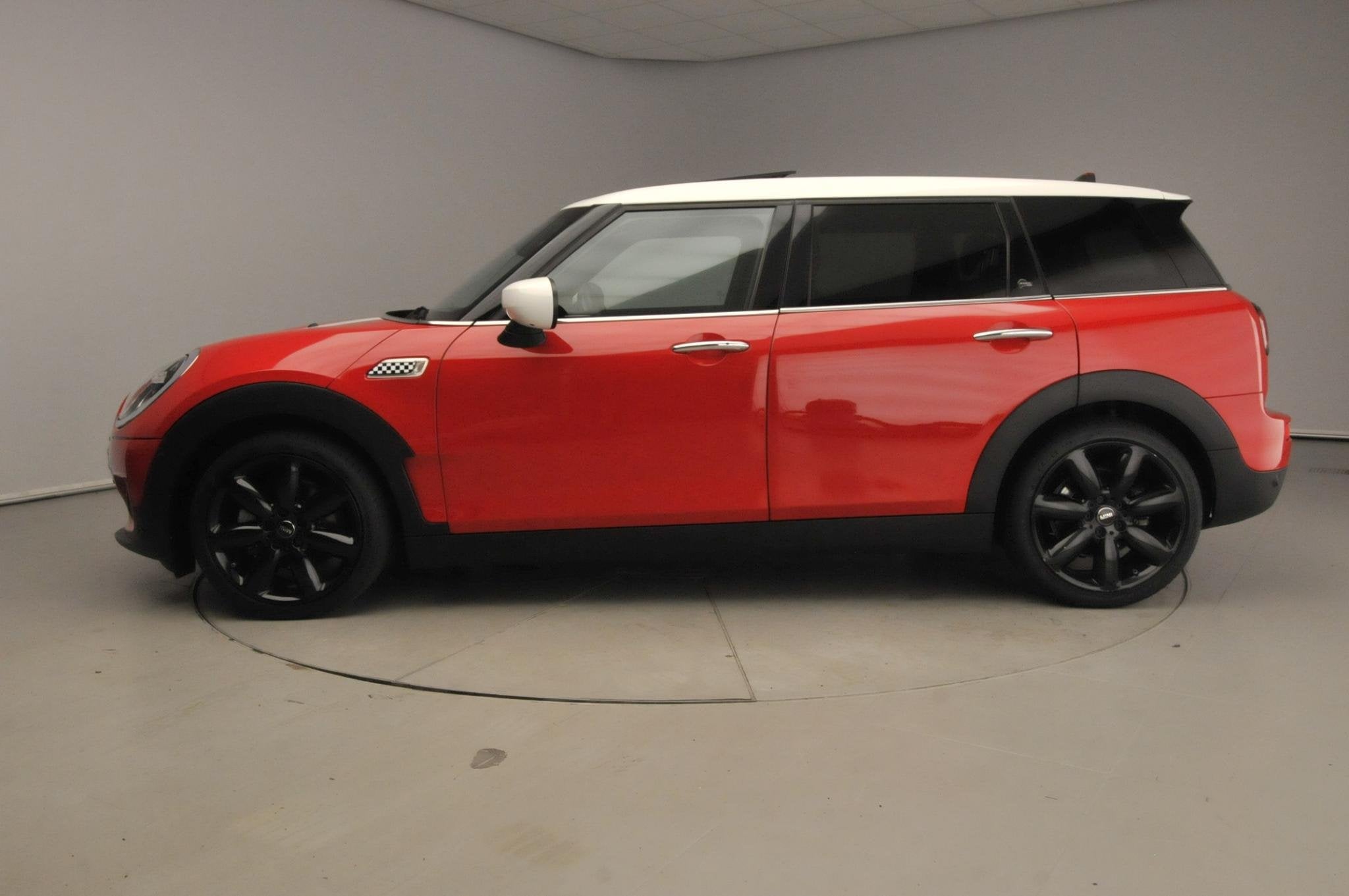 MINI Clubman 1.5 Cooper | LED | Leder | Navigatie | Panorama, 136 pk, Gebruikt, 19 km/l, Parkeerassistent