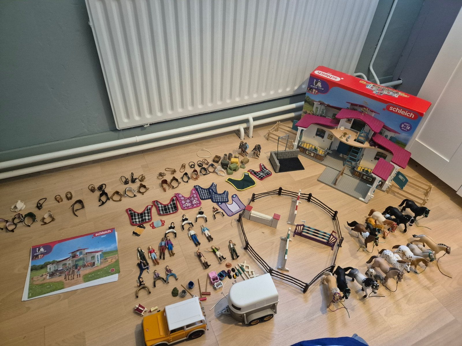 Schleich manege met 18 paarden, jeep, trailer en accessoires, Ophalen of Verzenden, Zo goed als nieuw