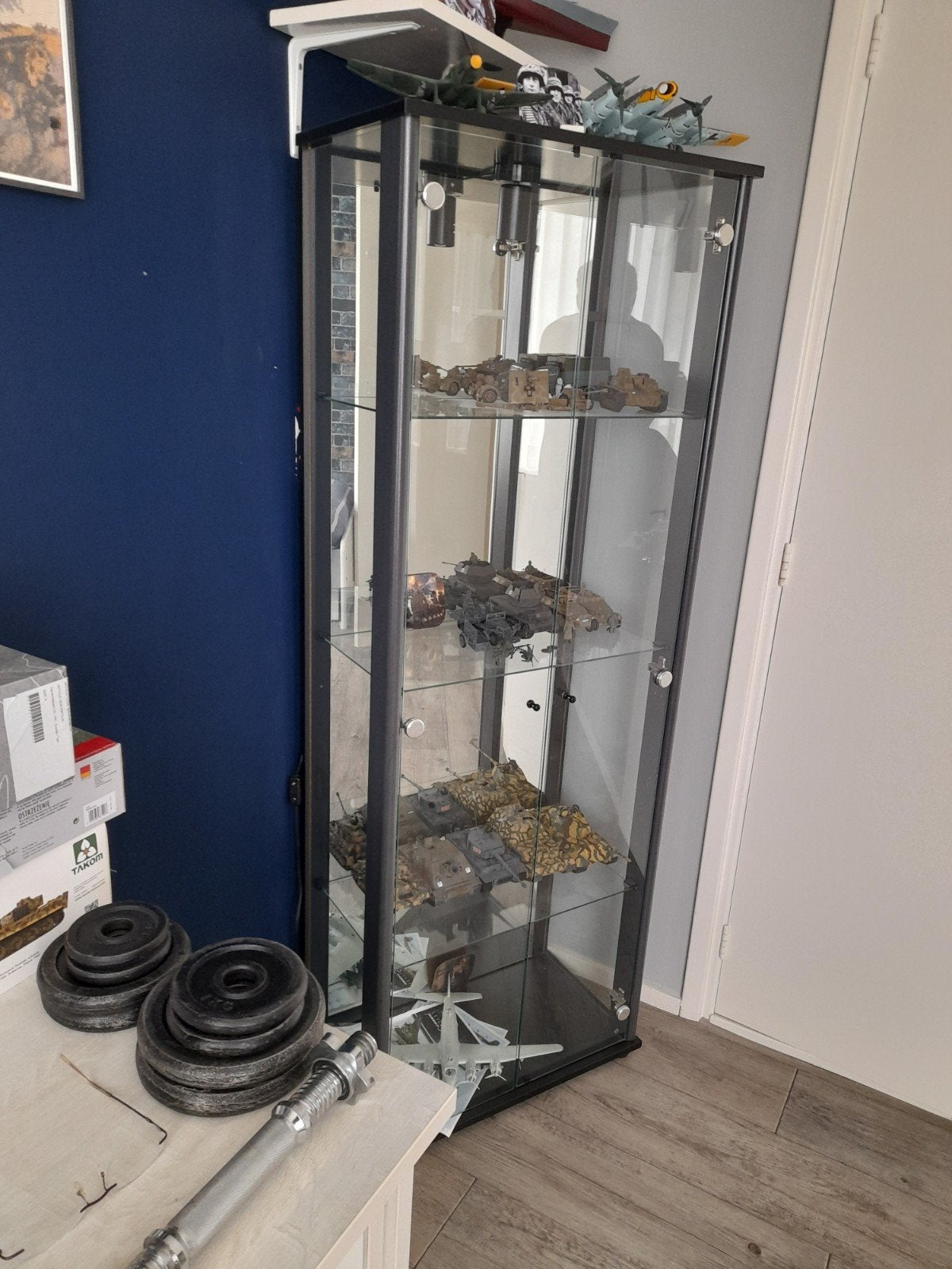 glazen vitrinekast zijkant ook glas, met legervoertuigen in, Ophalen, 50 tot 100 cm, Glas, 150 tot 200 cm