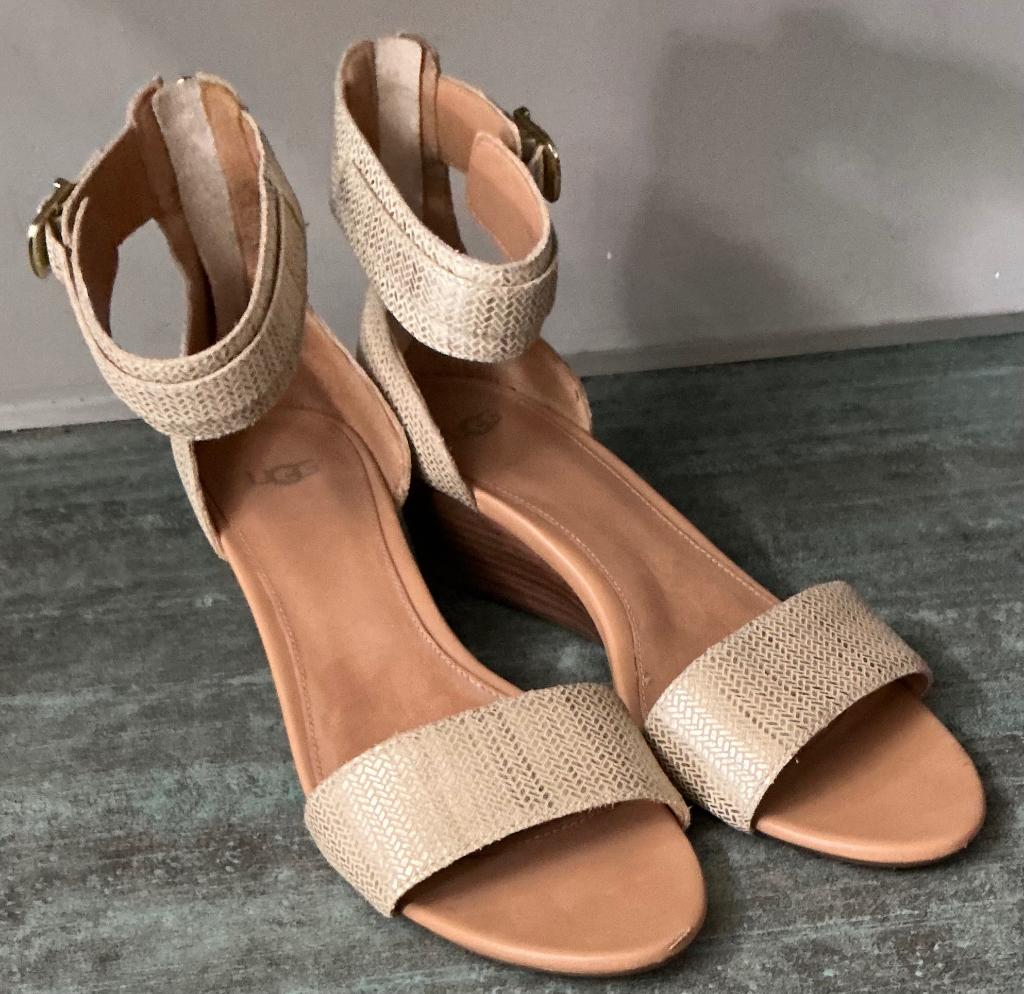 Ugg. Sandalen met sleehak. Mt 42., Kleding | Dames, UGG, Beige, Zo goed als nieuw, Sandalen of Muiltjes