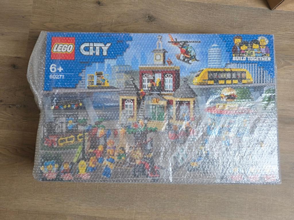 Lego 60271 City Main Square NIEUW!, Kinderen en Baby's, Speelgoed | Duplo en Lego, City, Lego, Nieuw, Ophalen of Verzenden