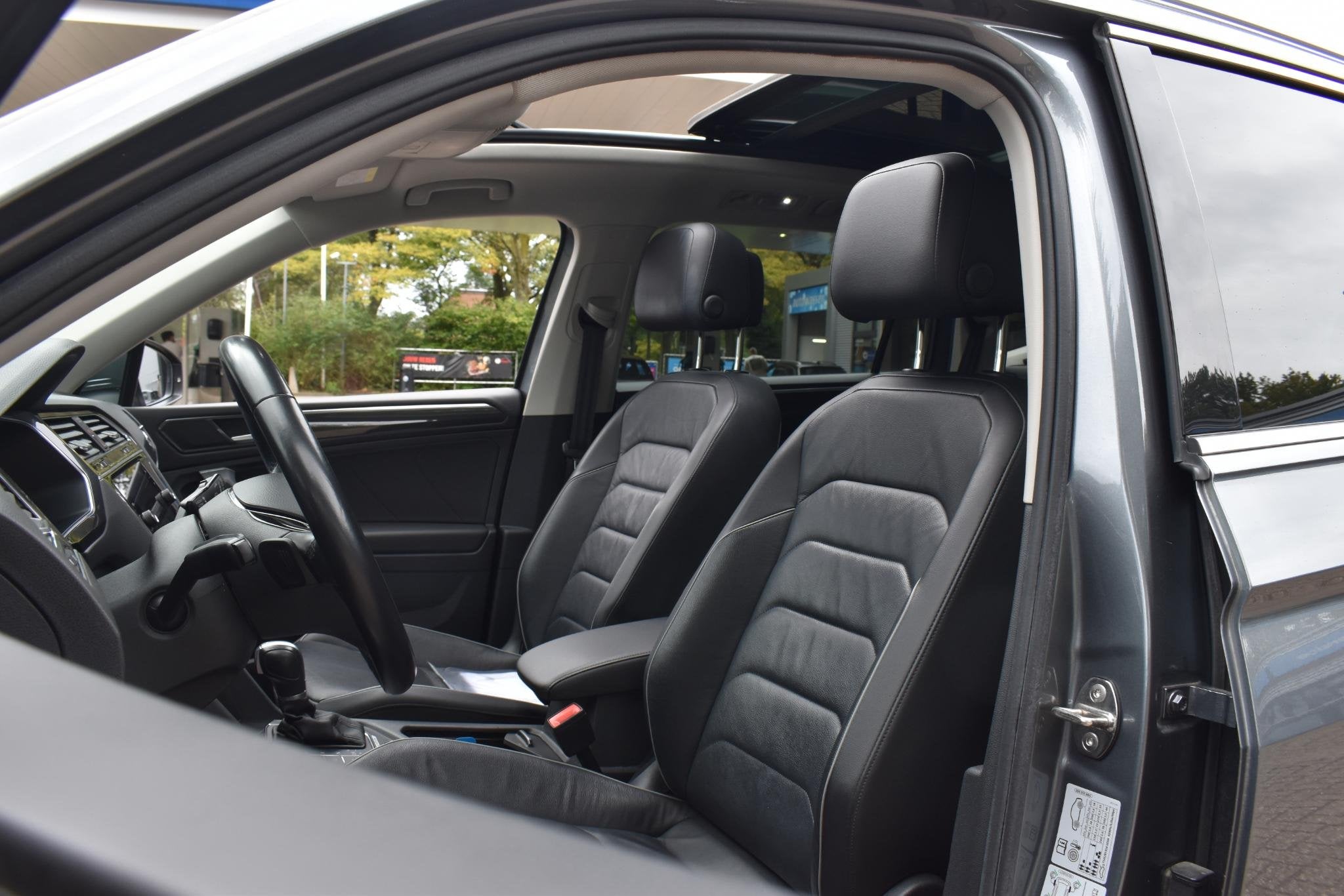 Volkswagen Tiguan Allspace 2.0 TSI 4Motion Highline Trekhaak, 4 cilinders, 1984 cc, 179 pk, Leder