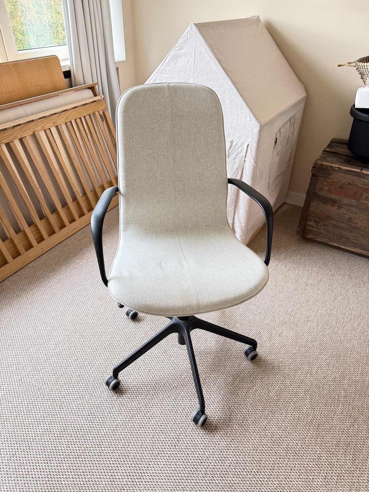 IKEA LÅNGFJÄLL bureaustoel beige met armleuningen, Ophalen, Ergonomisch, Zo goed als nieuw, Zwart