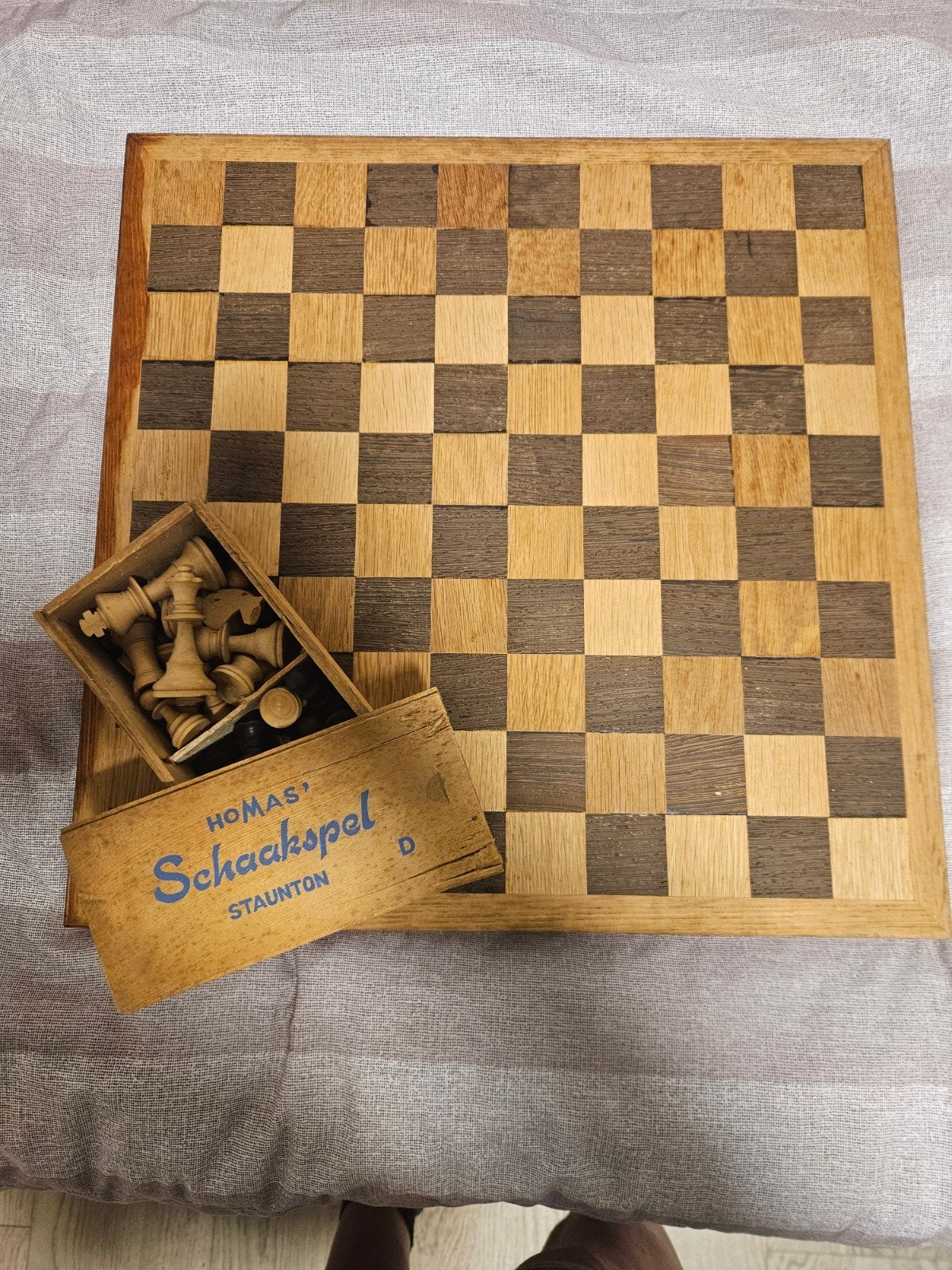 Homas Schaakspel Staunton met houten schaakbord, Een of twee spelers, Ophalen of Verzenden, Gebruikt, Homas