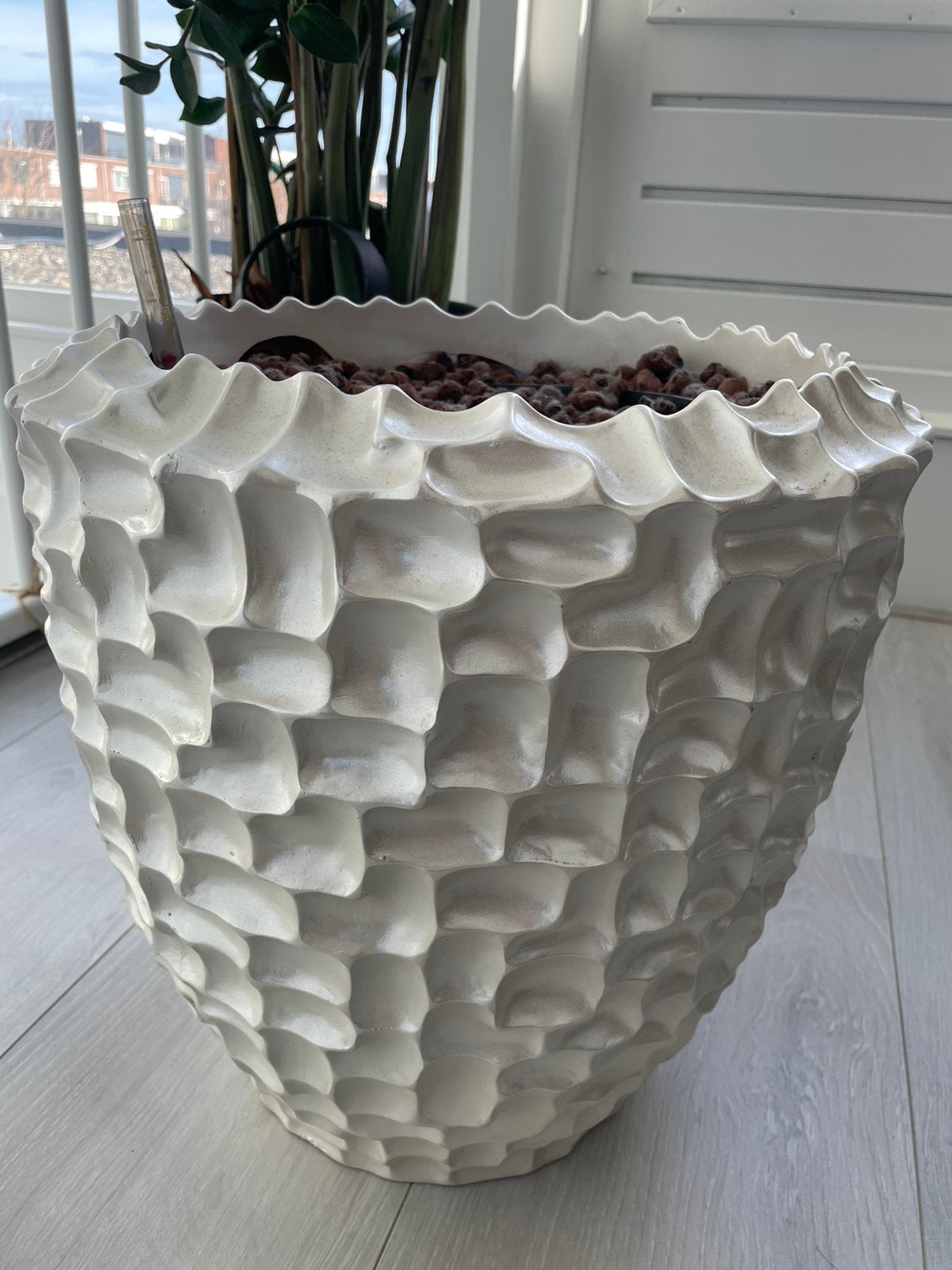 Luxe plantenpot met relief wit/glans, Ophalen, Rond, Zo goed als nieuw, Aardewerk