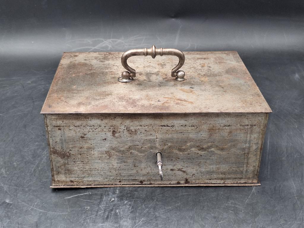 oude ijzeren kistje met sleutel, begin 1900, Ophalen of Verzenden