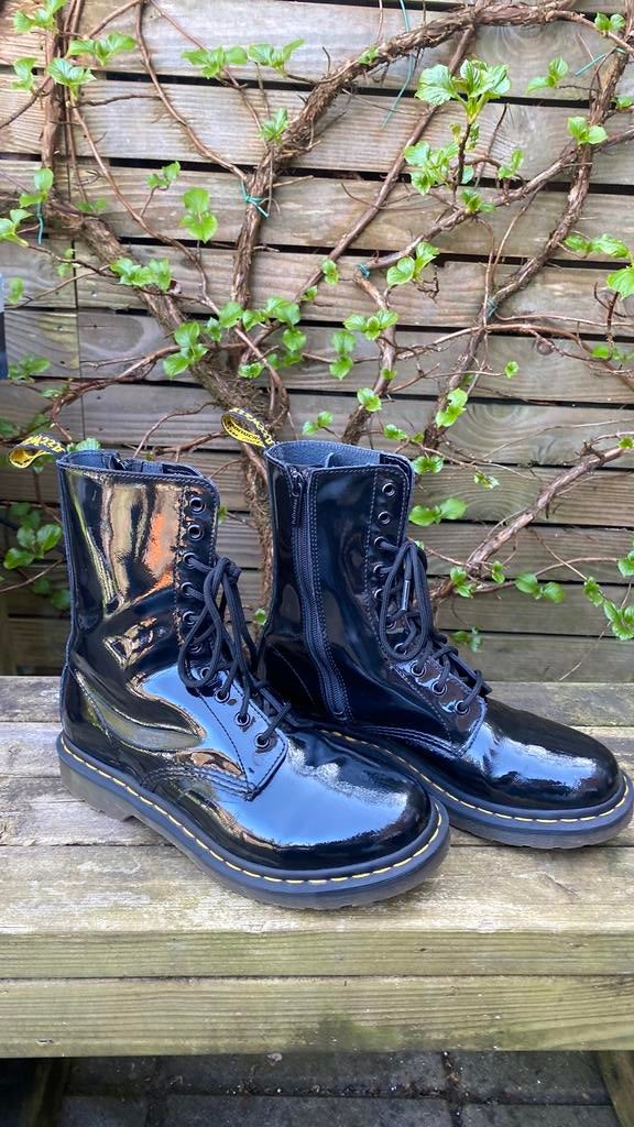 Dr Martens laarsjes hoogglans maat 42, Kleding | Dames, Schoenen, Zwart, Lage of Enkellaarzen, Ophalen of Verzenden, Zo goed als nieuw