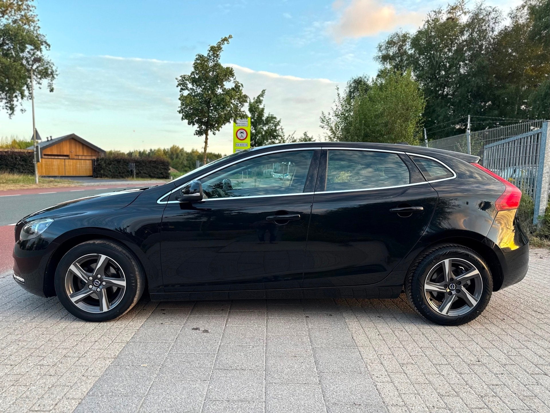 Volvo V40 2.0 D2 R-Design Business Airco Cruise Navi PDC, Auto's, Volvo, Voorwielaandrijving, Gebruikt, Euro 6, 4 cilinders
