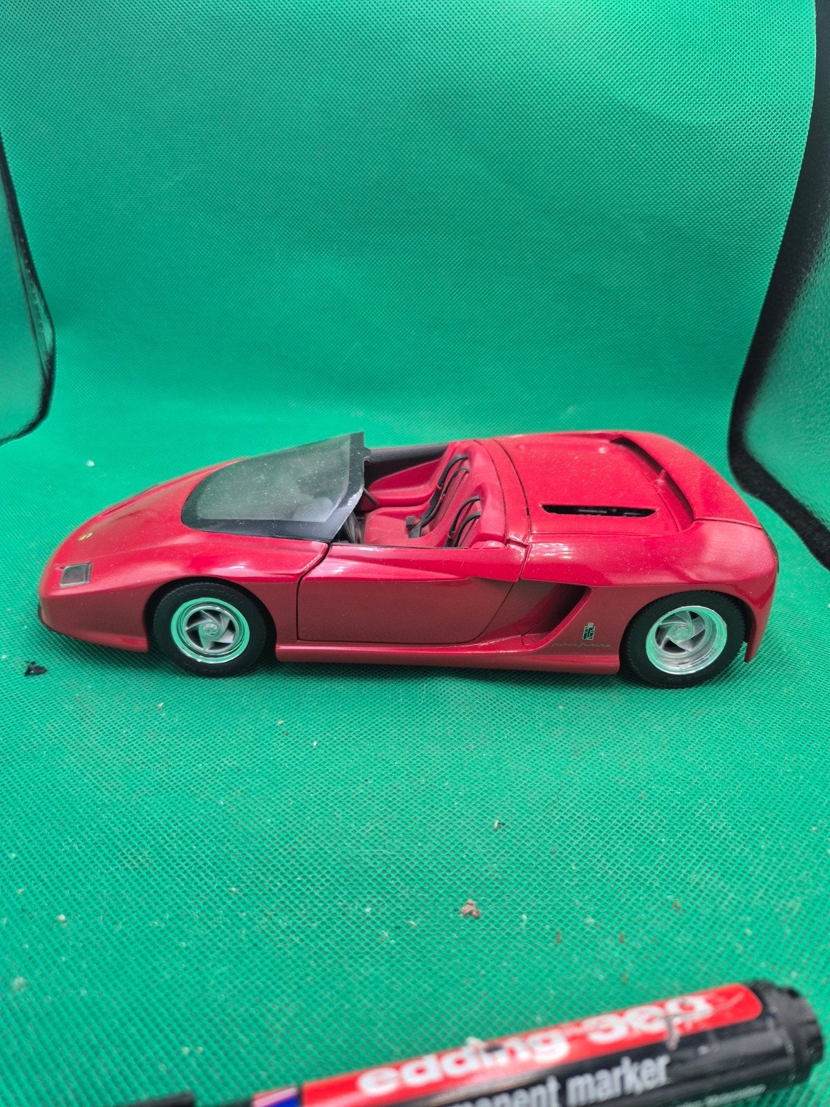 517 Ferrari Mythos 1/18 Revell, Ophalen of Verzenden, Zo goed als nieuw, Revell