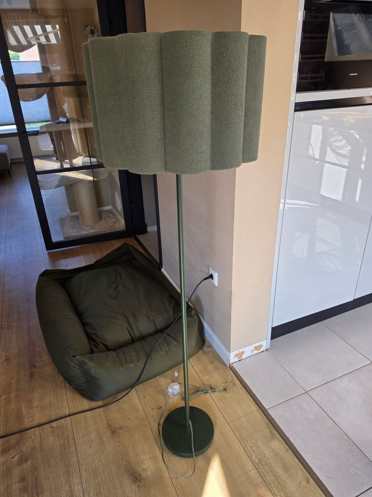 Groene vloerlamp Kwantum met golvende kap, Huis en Inrichting, Lampen | Vloerlampen, Modern, Sfeervol, 100 tot 150 cm, E27 (groot)