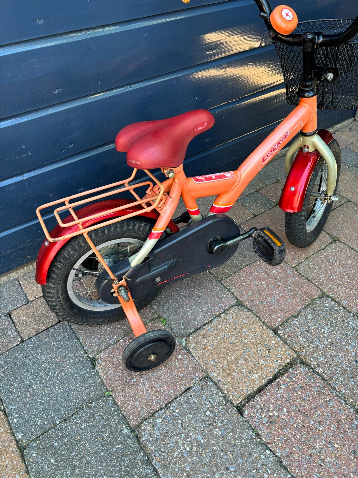 Loekie Kinderfiets 12 inch met zijwieltjes en mandje, Ophalen, Terugtraprem, Zijwieltjes, Gebruikt