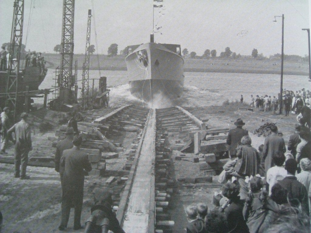 90 jaar scheepsbouw in Heusden., Verzamelen, Ophalen of Verzenden, Zo goed als nieuw, Motorboot, Boek of Tijdschrift