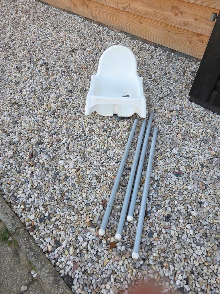 IKEA kinderstoel - wit met grijze poten, Kinderen en Baby's, Kinderstoelen, Ophalen of Verzenden, Gebruikt