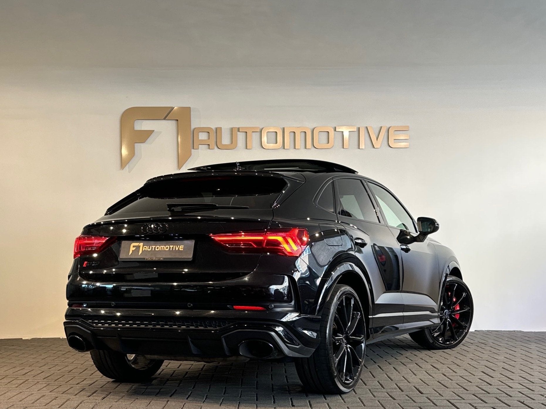 Audi RSQ3 Sportback 2.5 TFSI Quattro Pano|RS Seat|B&O|Keyles, Automaat, Gebruikt, 1675 kg, Zwart