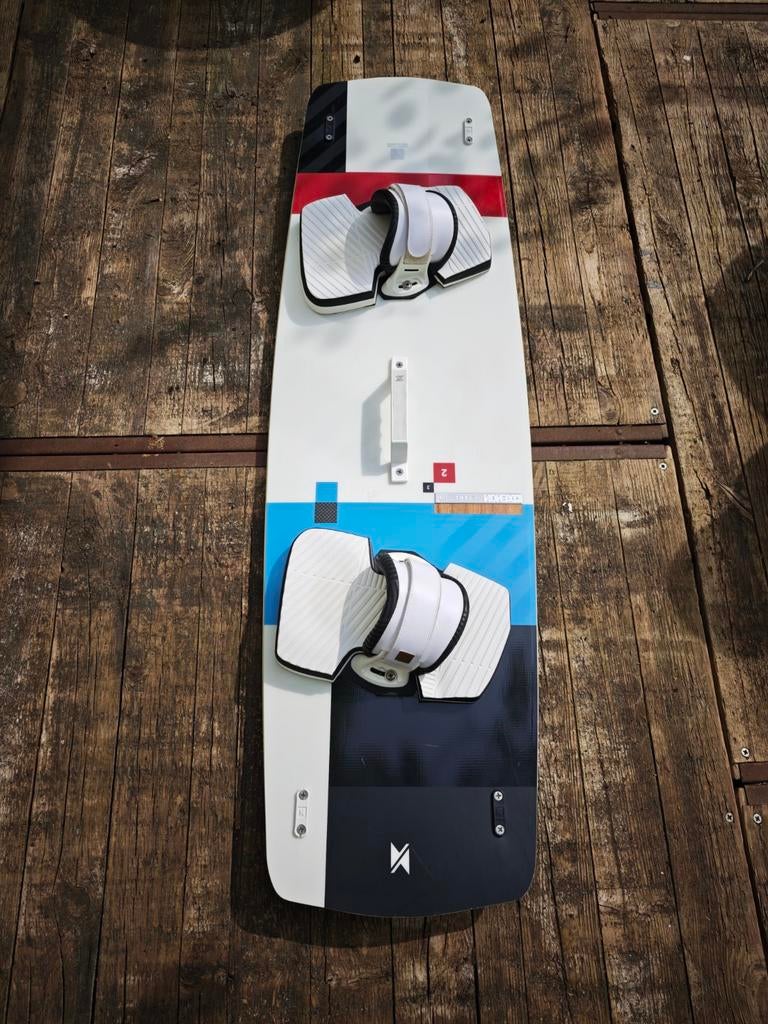 Xenon La Luz 132 Twintip Kiteboard, Watersport en Boten, Kitesurfen, Twintip, Kiteboard, Ophalen of Verzenden, Zo goed als nieuw