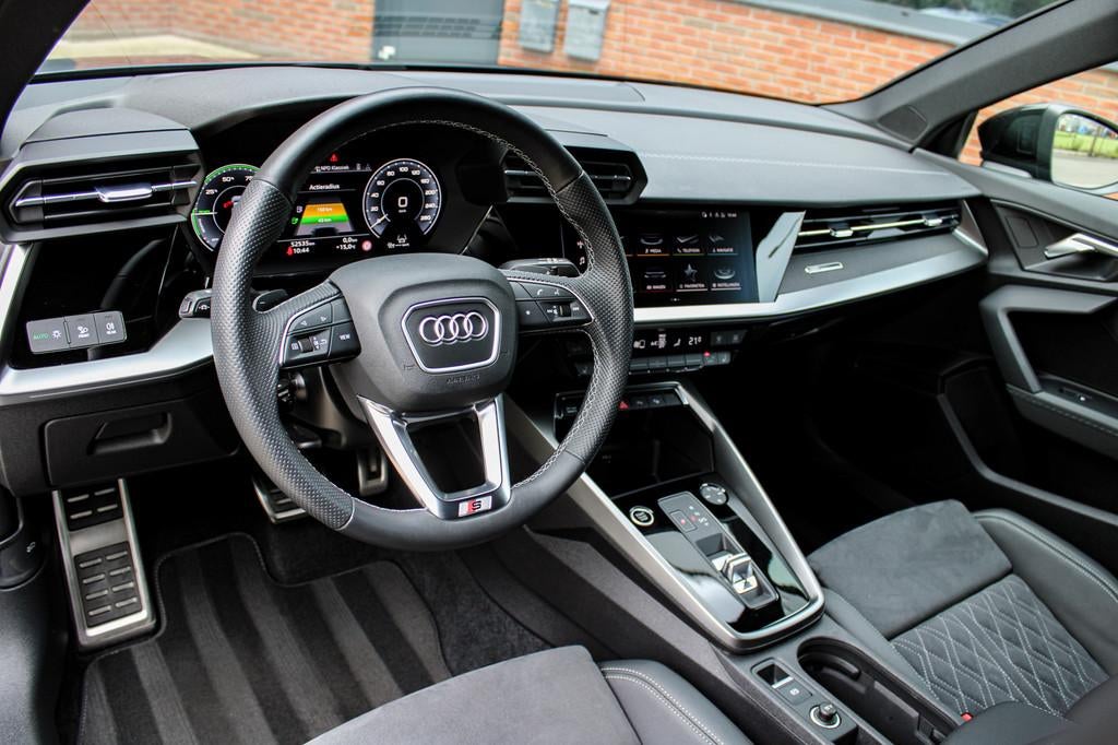 Audi A3 Sportback 45 TFSI e S edition Competition | Matrix |, Gebruikt, Zwart, 4 cilinders, Blauw
