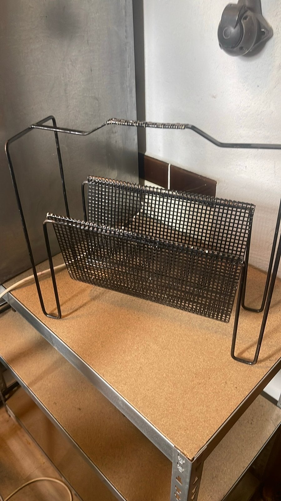 Vintage Pilastro krantenbak - Zwart metaal, Huis en Inrichting, Woonaccessoires | Krantenbakken en Lectuurbakken, Gebruikt, Metaal