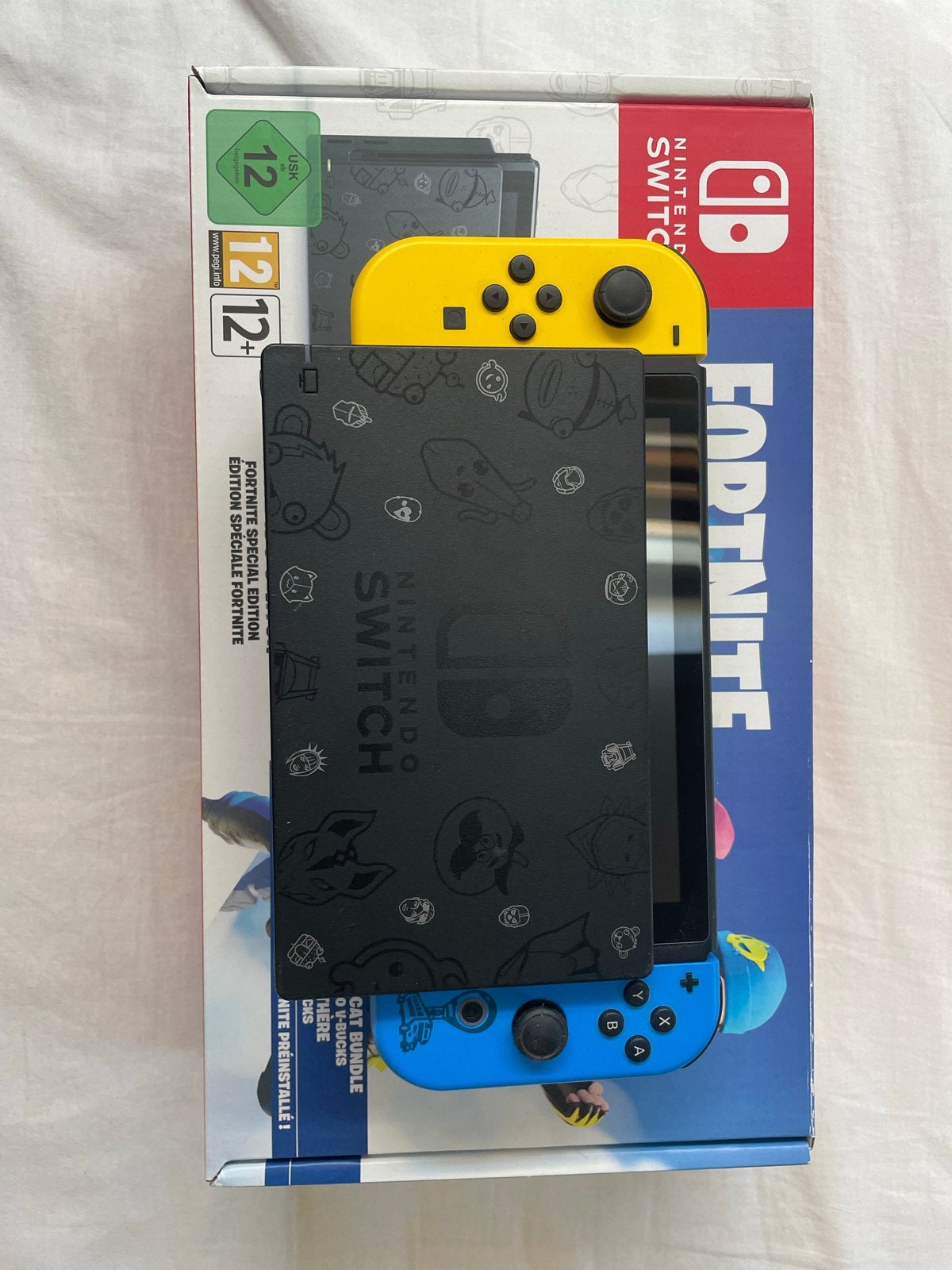 Nintendo Switch Fortnite Special Edition + Pokémon Shield, Spelcomputers en Games, Spelcomputers | Nintendo Switch, Zo goed als nieuw