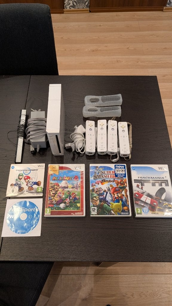 Nintendo Wii Console Bundle – 4 Controllers & 5 Games!, Spelcomputers en Games, Spelcomputers | Nintendo Wii, Gebruikt, Met 3 controllers of meer