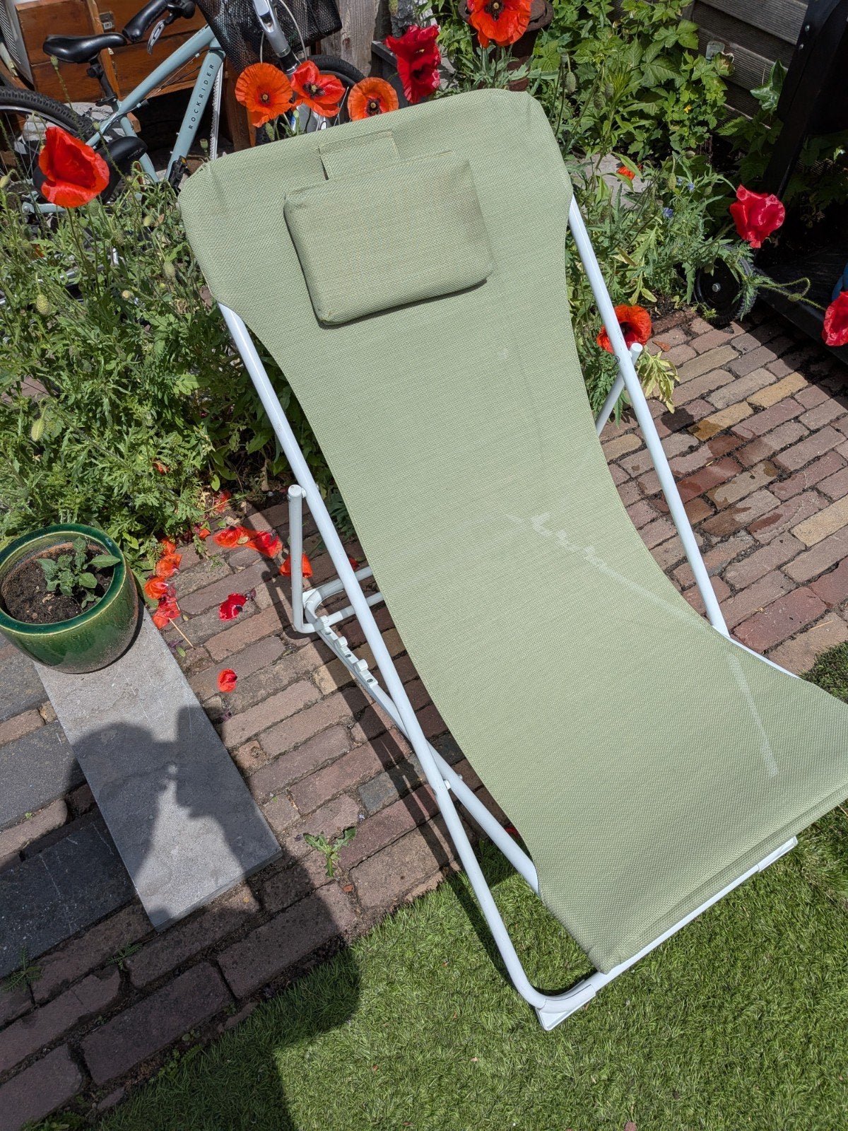 Groene, opvouwbare ligstoel met een wit metalen frame, Ophalen, Zo goed als nieuw, Metaal, Verstelbaar