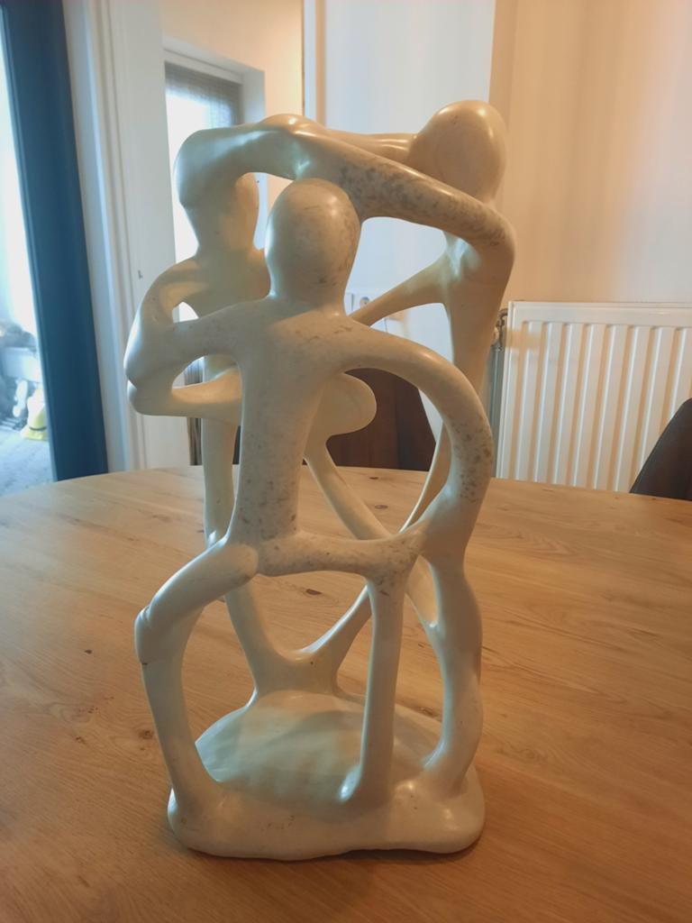 Abstracte sculptuur van verbonden figuren, Groep mensen, Ophalen of Verzenden, Handgemaakt, 20 - 50 cm