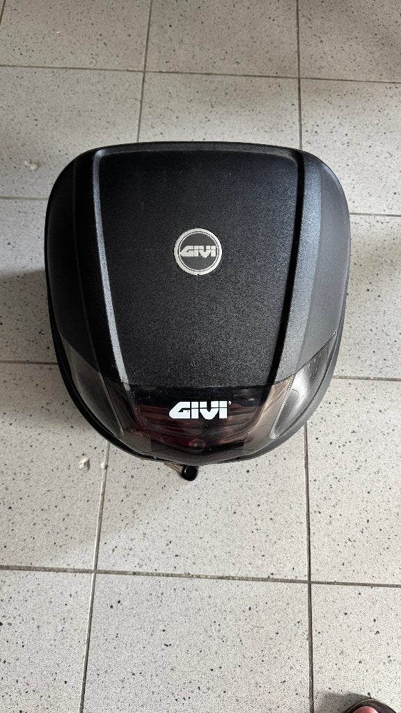 Givi bagagekoffer inclusief bevestiging, Ophalen, Gebruikt