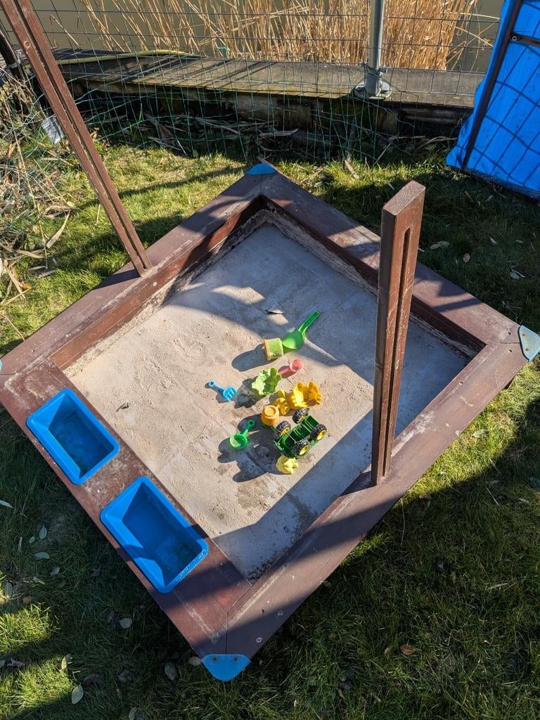 Zandbak met deksel/dak, speelgoed en zand, Ophalen, Gebruikt