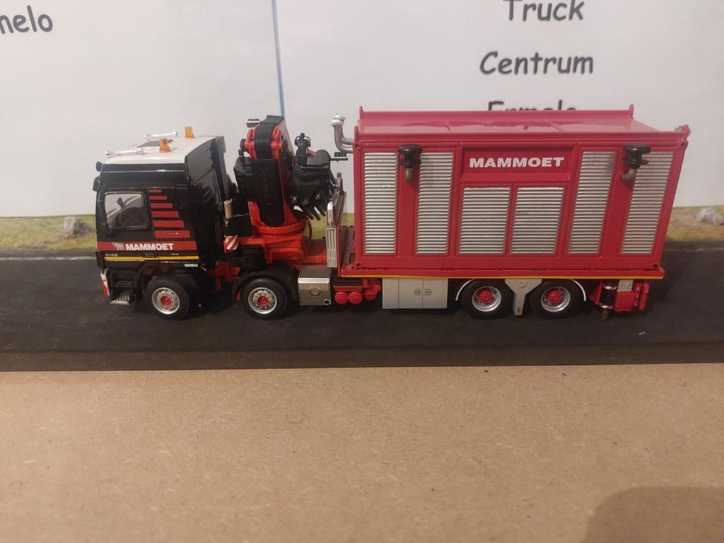 MAMMOET: MB MP3 L-
CABINE 8 X 4 BAKWAGEN
FASSI F1100
Met gro, Hobby en Vrije tijd, Modelauto's | 1:50, Ophalen of Verzenden, Zo goed als nieuw
