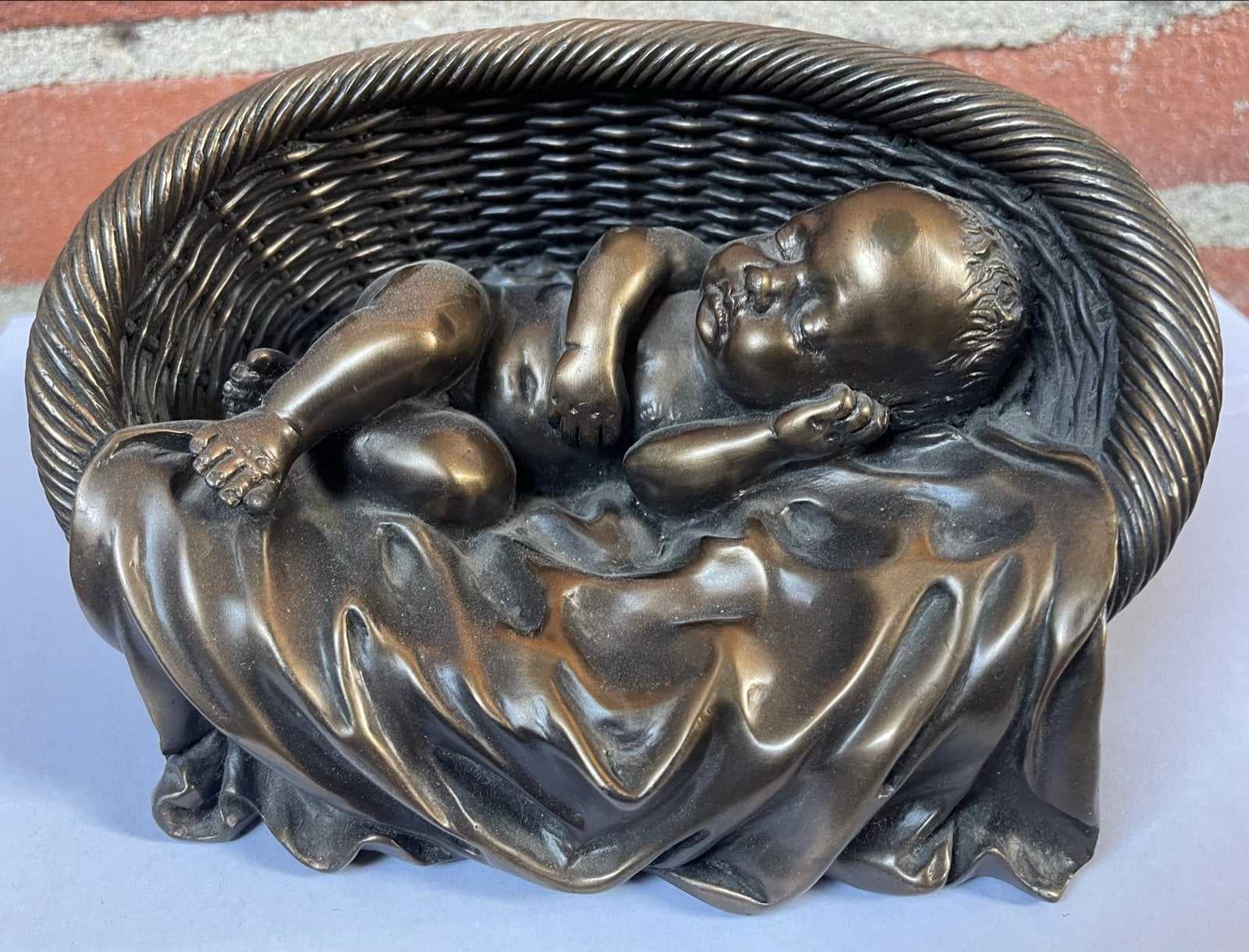 Beeldje Baby in Wiegje - Gesigneerd G. Tupton Resin/ hars, Overige onderwerpen, Minder dan 20 cm, Ophalen of Verzenden, Gemerkt