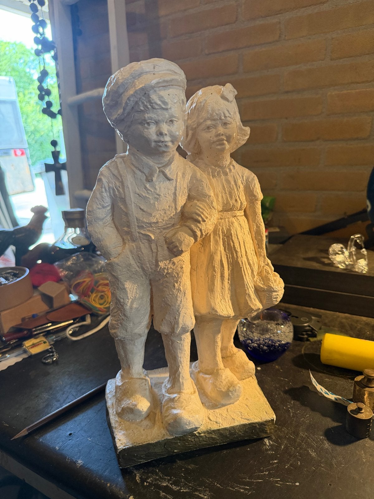 Beeld jongen en meisje in traditionele kleding, Geert Kunen, Groep mensen, Ophalen of Verzenden, Gepatineerd, 20 - 50 cm