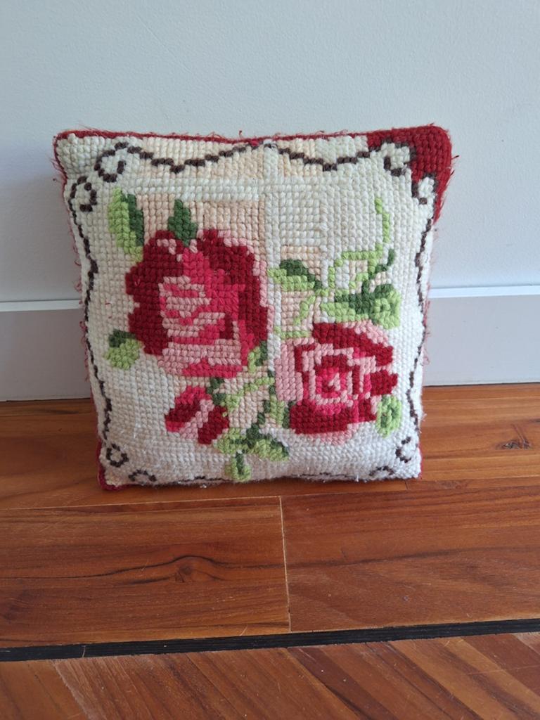 Vintage geborduurd rozen kussen, roze,rood,wit, 60's, Ophalen of Verzenden