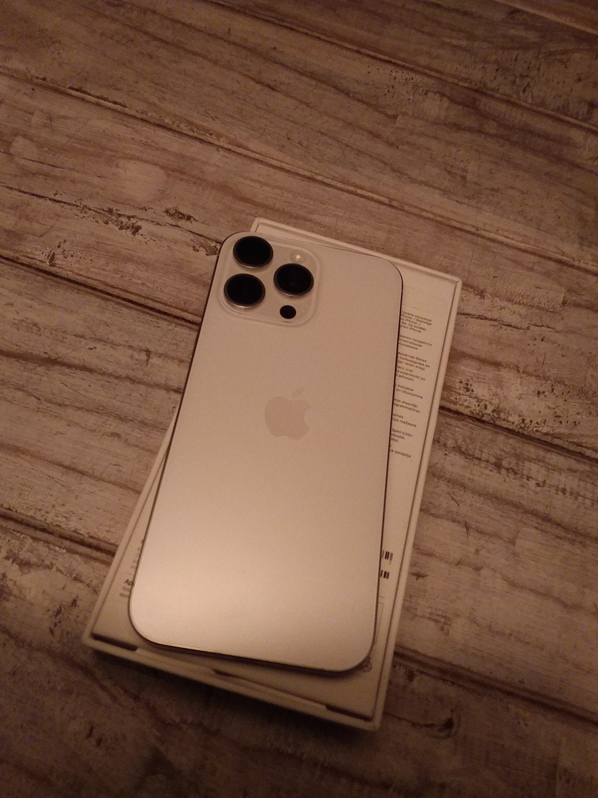 Foto 4 van iPhone 16 Pro Max 256GB - Zo goed als nieuw met doos 1 jaar