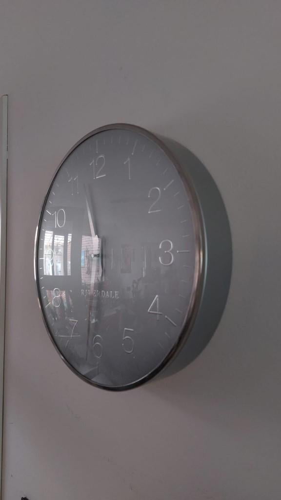 Riverdale Zilvergrijze Klok! 40 CM! NIEUW!, Ophalen of Verzenden, Nieuw, Wandklok