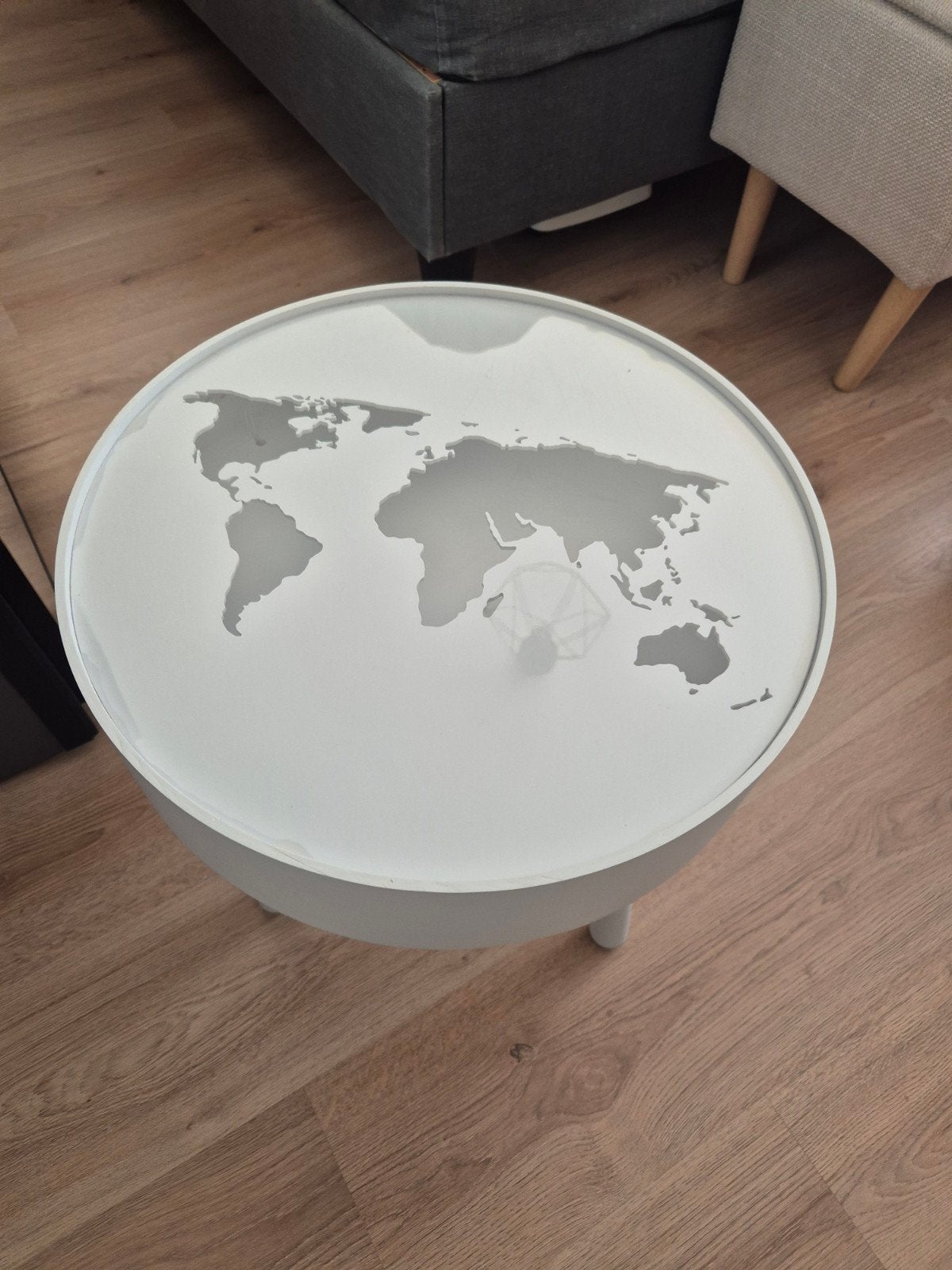 Witte bijzettafel met wereldkaart design met verlichting., Ophalen, Minder dan 45 cm, Modern, Wereldkaart, Rond