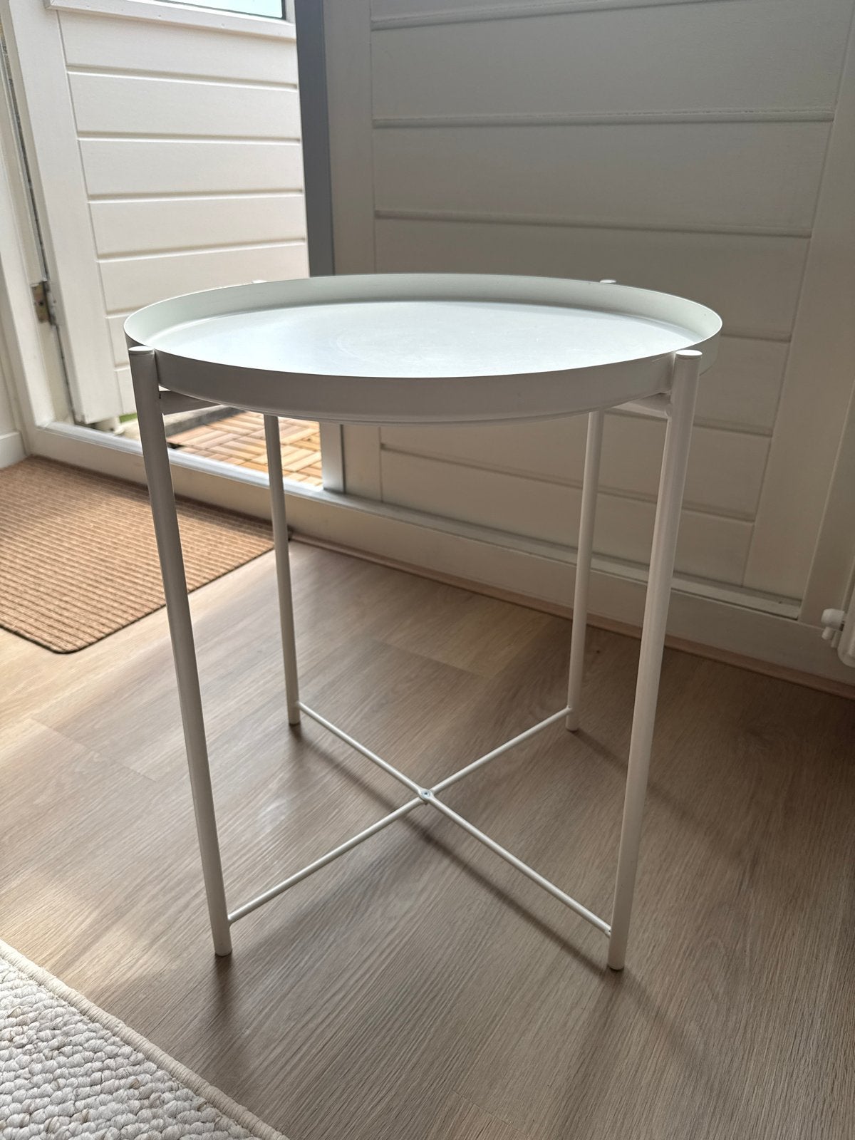 Ikea bijzettafel wit, Minder dan 55 cm, Metaal of Aluminium, Rond, Zo goed als nieuw