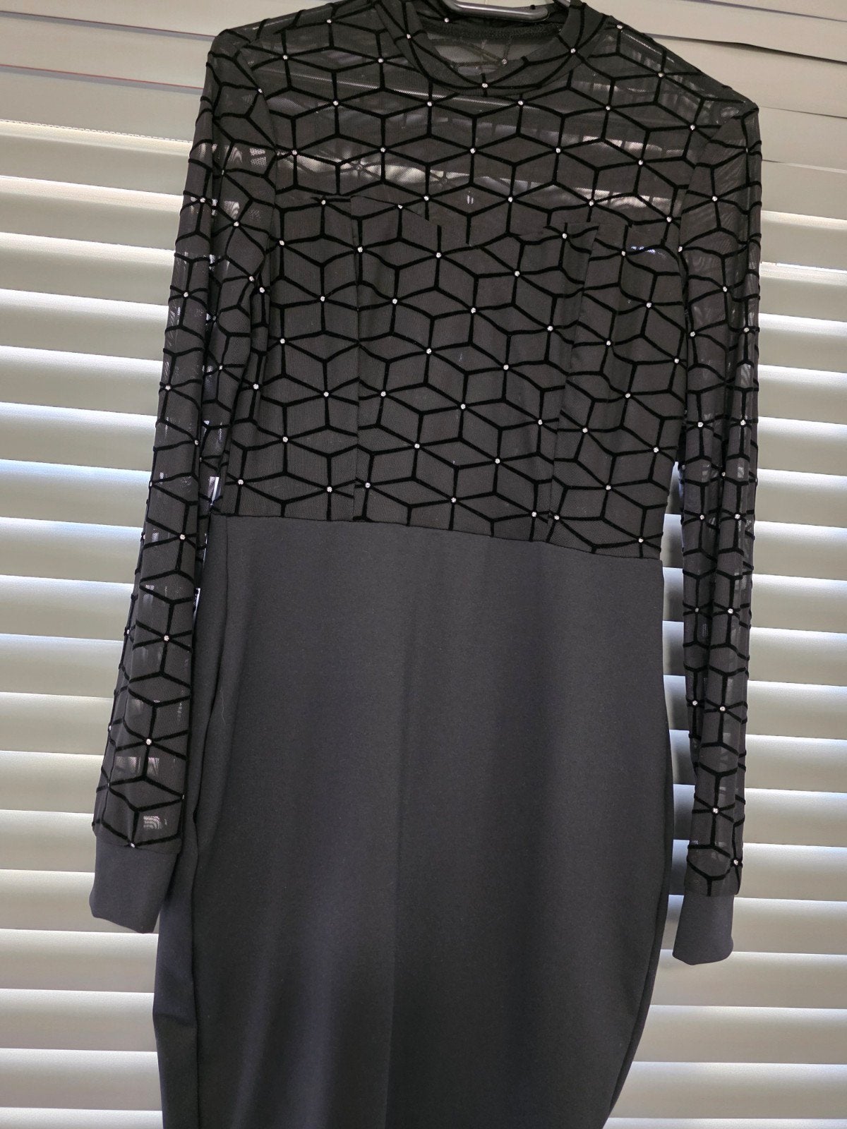 Zwarte jurk met geometrisch patroon en lange mouwen, Maat 38/40 (M), Zwart, Nieuw, Ophalen of Verzenden