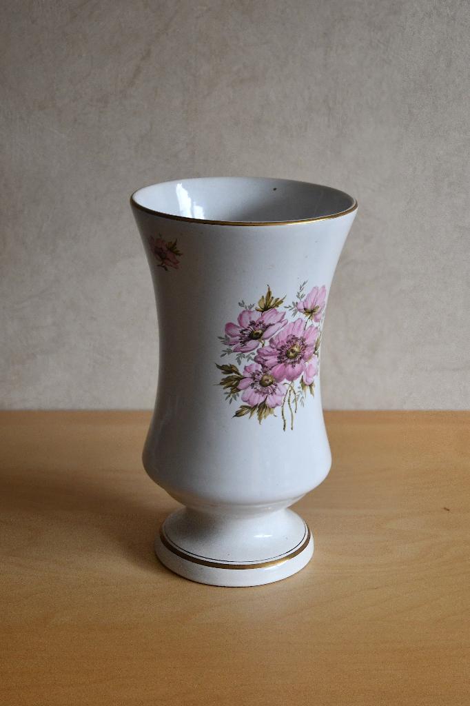 Witte porcelein gebloemde vaas, Wit, Aardewerk of Porselein, Ophalen of Verzenden, Zo goed als nieuw
