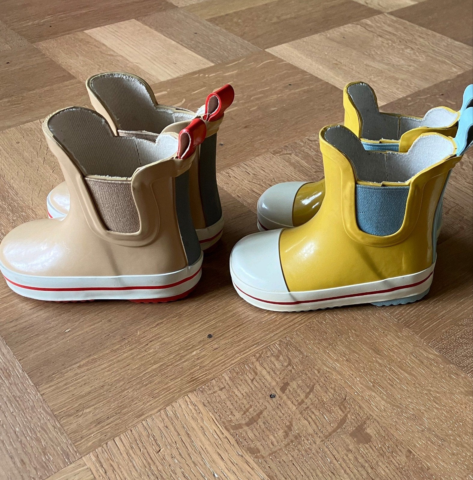 HEMA laarsjes maat 21(1x geel, 1x beige, €7.5 pp) bijna ZGAN, Kinderen en Baby's, Babykleding | Schoentjes en Sokjes, Ophalen