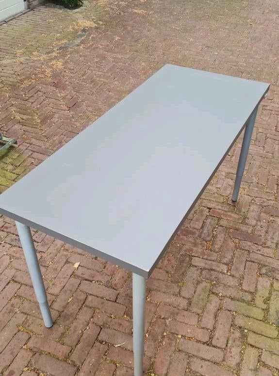 Grijs bureau met metalen poten, Huis en Inrichting, Bureaus, Ophalen, Gebruikt, Hout, IKEA