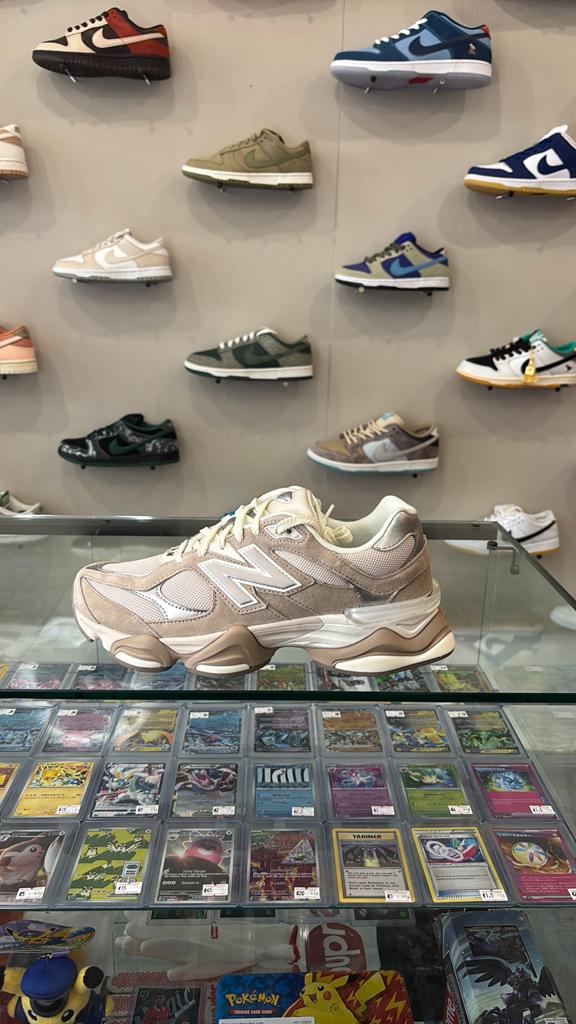 New Balance 9060 Moonbeam Silver Maat 44 Nieuw, Kleding | Heren, Schoenen, D, Overige kleuren, Nieuw, Ophalen of Verzenden